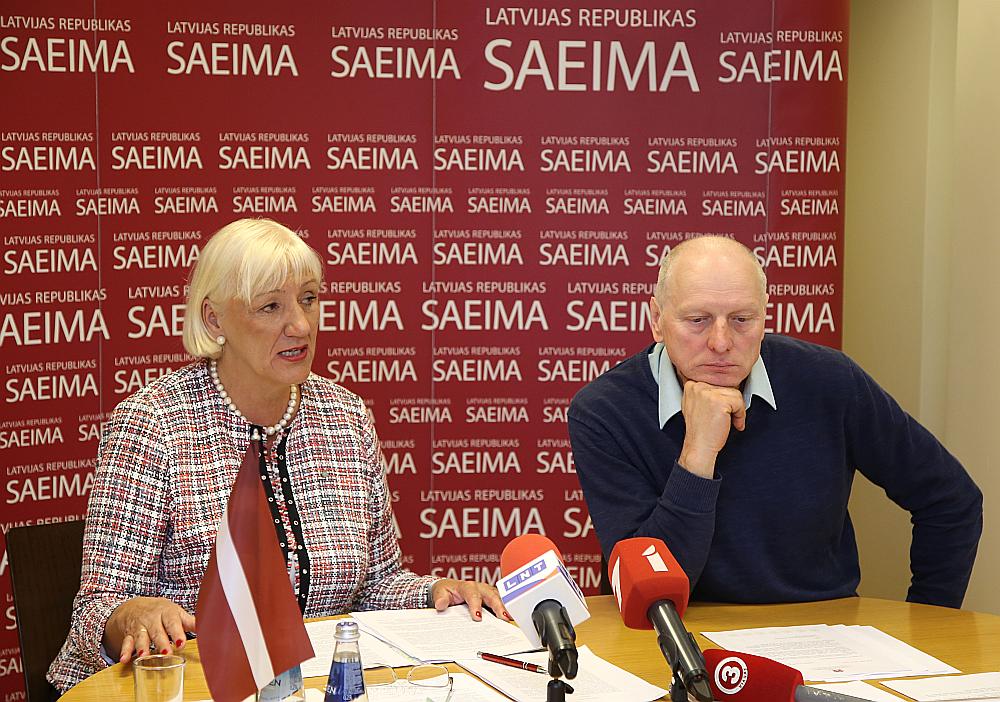 “4. maija deklarācijas kluba” vadītāja Velta Čebotarenoka un kluba biedrs, kādreizējais Latvijas Tautas frontes vadītājs Dainis Īvāns preses konferencē.