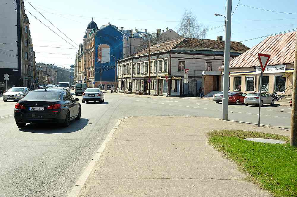 Automašīna “Mitsubishi” brauca pa Brīvības ielu, tai bija priekšroka, autobusa šoferim, braucot pa Cēsu ielu Brīvības ielas virzienā, bija jāņem vērā ceļa zīme “Dodiet ceļu”. Autobusa šoferis, kurš izraisīja avārijas situāciju, paskaidrojumā minējis, ka atpakaļskata spogulī nevienu automašīnu uz Brīvības ielas nav redzējis.