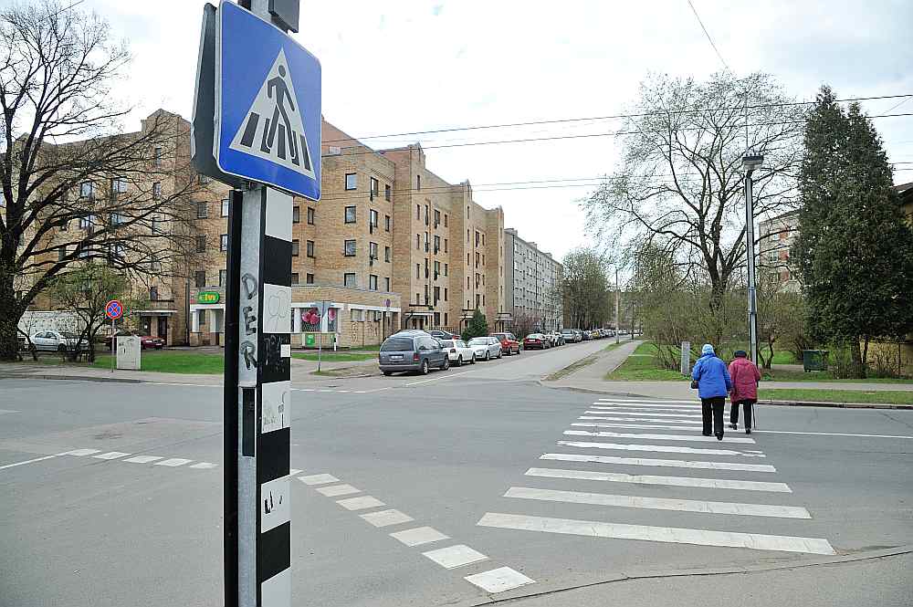 Šajā krustojumā autovadītājs, kas ar savu mašīnu izgriezās no Laimdotas ielas, apstājās
pirms gājēju pārejas, laižot meiteni pāri ielai. Taču taisni pa Biķernieku ielu braucošais
“Mercedes-Benz” vadītājs meitenei uzbrauca.