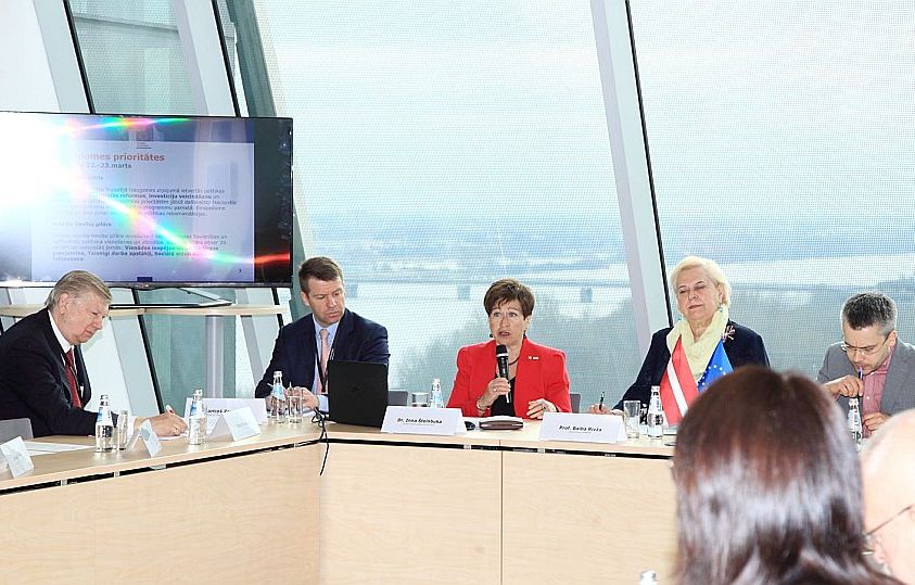 Teicamnieku starp dalībvalstīm EK ieteikumu ievērošanā nav, bet Latvijā progress ir krietni ievērojamāks nekā, piemēram, Vācijā, norādīja Inna Šteinbuka (centrā).