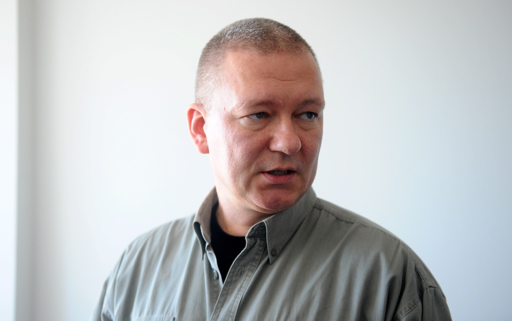 Kukuļņemšanas lietā aizdomās turētais Arvils Feierābends Rīgas pilsētas Ziemeļu rajona tiesā pēc atbrīvošanas no apcietinājuma 2016. gada maijā.