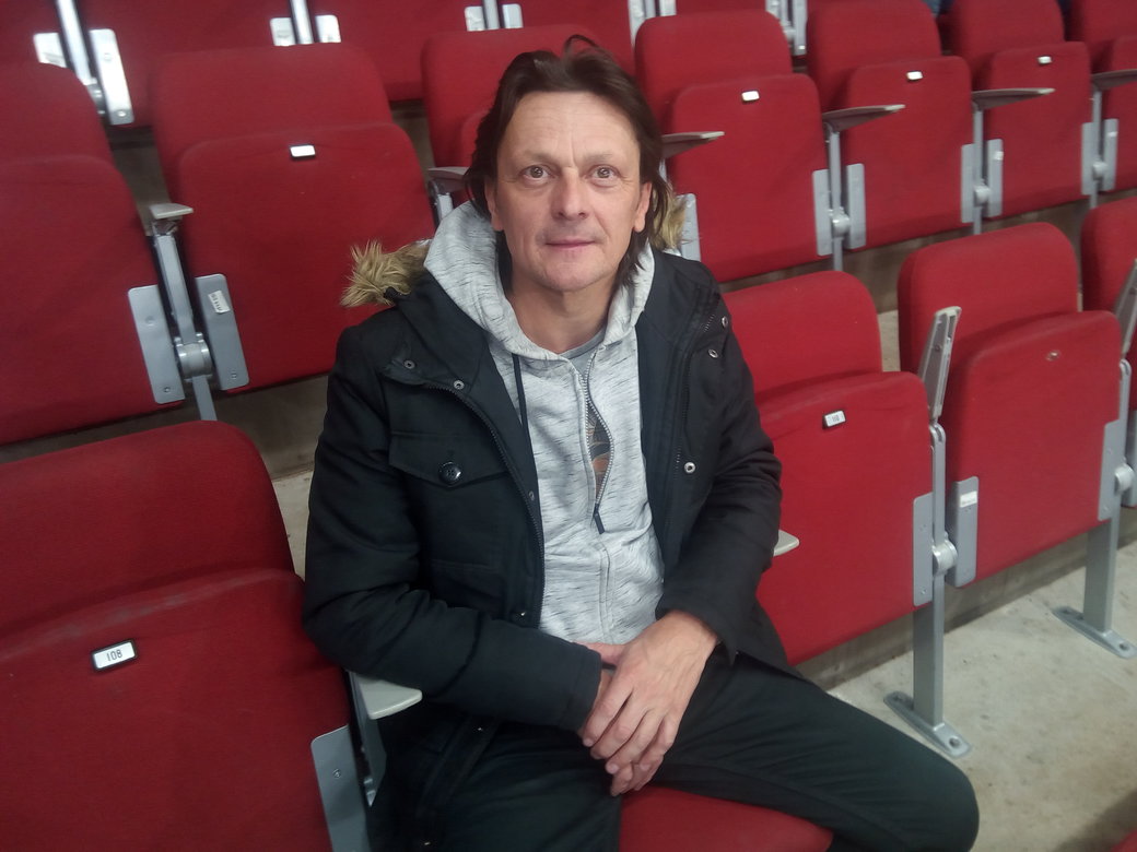 Ivo Fomins vērojot Latvijas un Norvēģijas U-18 izlašu cīņu “Arēnā Rīga”