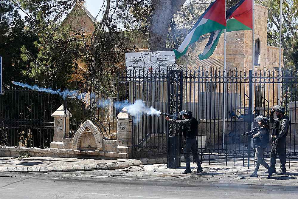 Izraēlas karavīri raida asaru gāzes granātas pret palestīniešu protestētājiem Bētlemes pilsētā Rietumkrastā.
