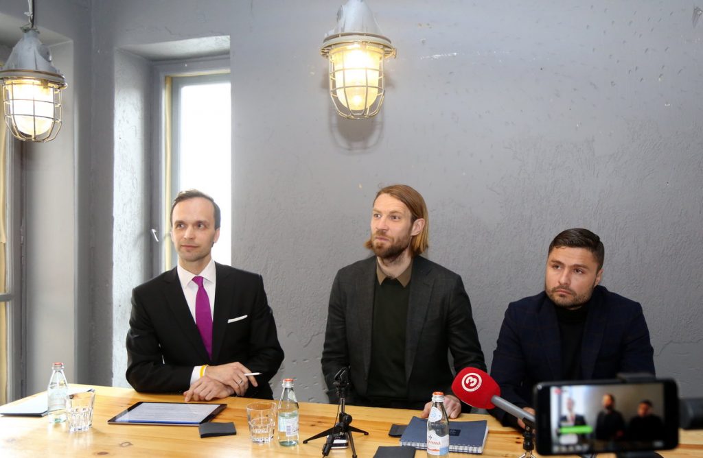 Zvērināts advokāts Ivo Klotiņš (no kreisās), Latvijas Futbola federācijas (LFF) prezidenta amata kandidāts Kaspars Gorkšs un “Liepāja”/”Mogo” futbola kluba prezidents Māris Verpakovskis piedalās preses konferencē, kurā iepazīstina ar nozīmīgiem jaunumiem LFF prezidenta vēlēšanu kontekstā.