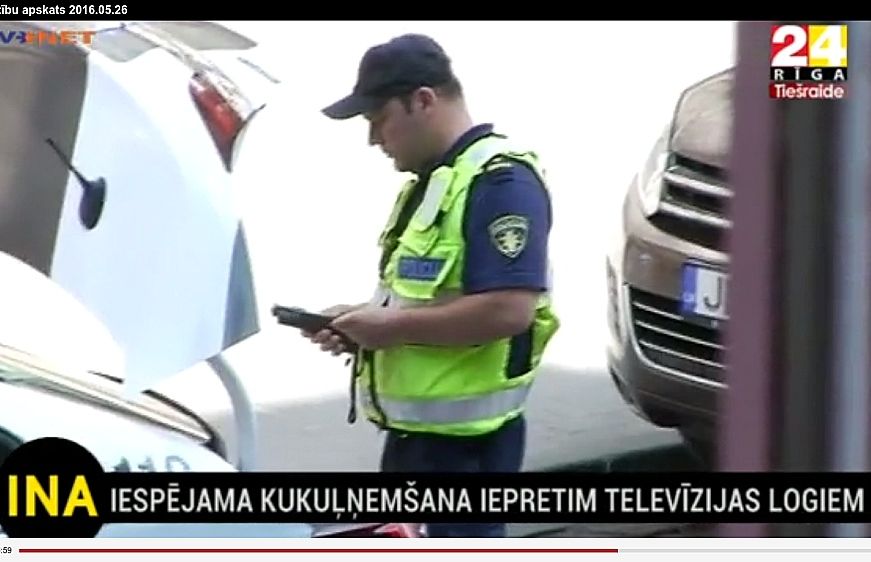 Televīzijas sižetā redzams, ka pēc satiksmes noteikumu grāmatiņas saņemšanas atpakaļ policists izkāpj, pie auto bagāžnieka paņem alkometru un liek picas piegādātājam iepūst, lai izmērītu promiles.