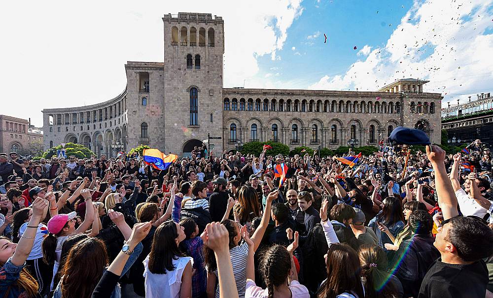 Erevānas centrā Republikas laukumā demonstranti līksmo pēc Armēnijas premjerministra Serža Sargsjana atkāpšanās.