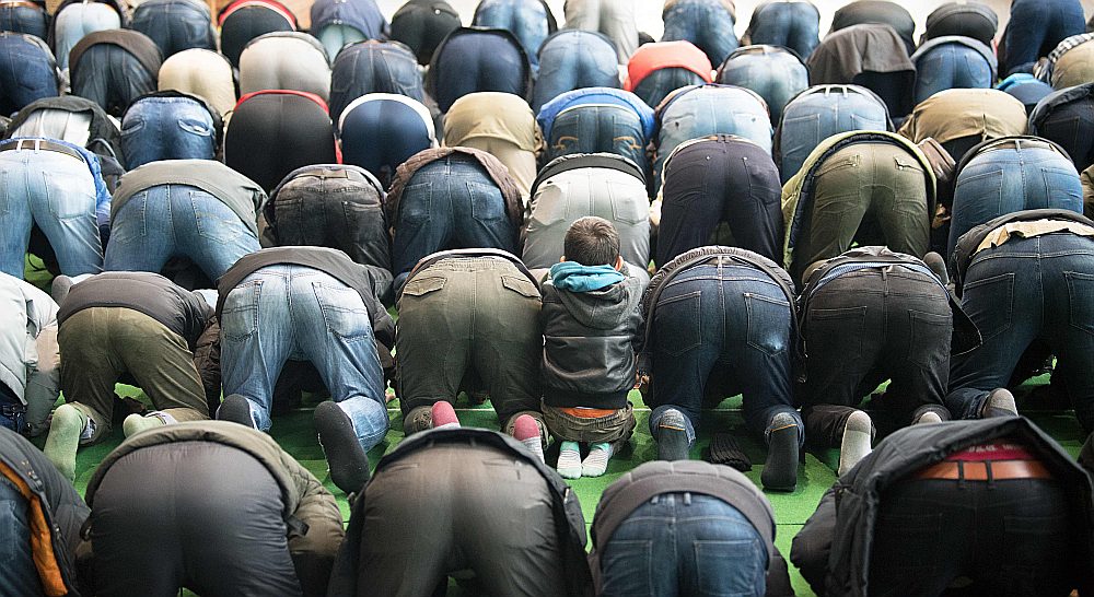 Potsdamā islāmticīgie nododas lūgšanām kādā ēkā, kas piemērota mošejas vajadzībām.
