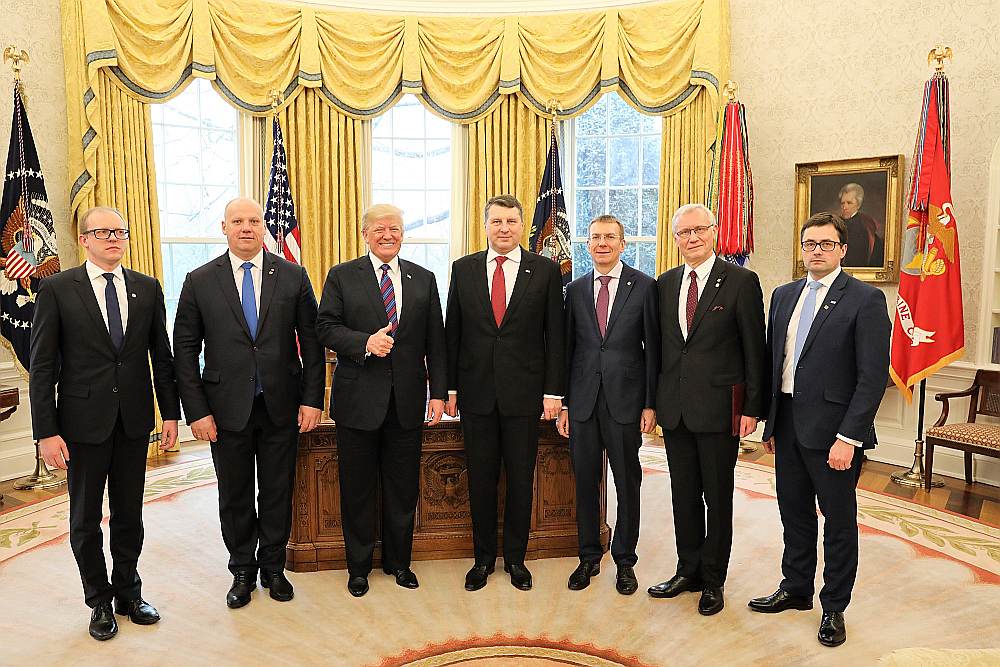 Latvijas pārstāvji Baltajā namā. No kreisās: Latvijas Ārlietu ministrijas Politiskais direktors Andris Pelšs, Latvijas aizsardzības ministrs Raimonds
Bergmanis, ASV prezidents Donalds Tramps, Latvijas prezidents Raimonds Vējonis, Latvijas ārlietu ministrs Edgars Rinkēvičs, Latvijas vēstnieks ASV
Andris Teikmanis, Latvijas prezidenta kancelejas vadītājs Arnis Salnājs.