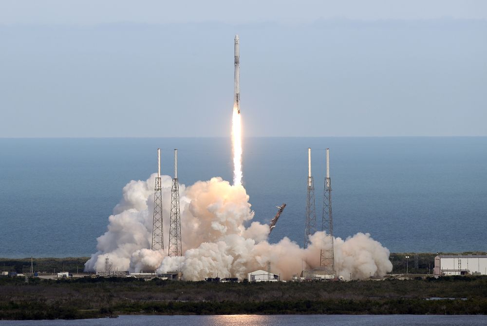 Nesējraķete “Falcon” ar kravas kuģi “Dragon” dodas uz Starptautisko kosmosa staciju, kur šobrīd atrodas astronauti no ASV, Japānas un Krievijas.