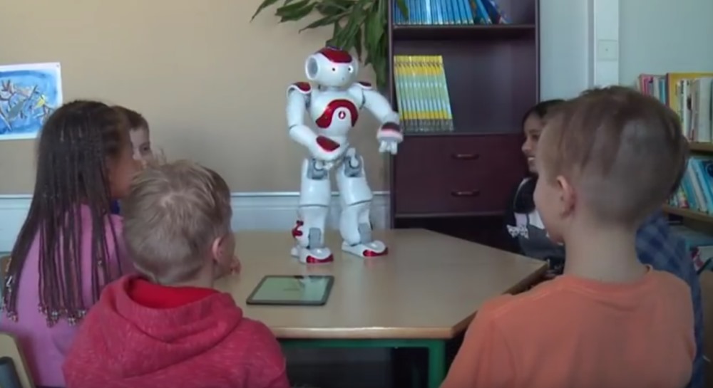 Somijas skolā Tamperē roboti ieņem skolotāju vietu.