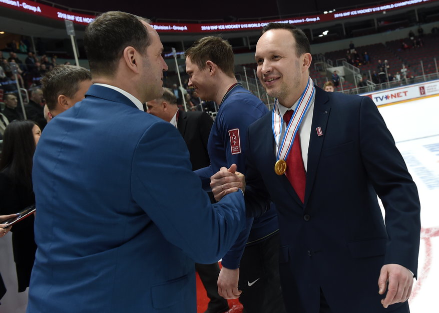 Oļegs Sorokins (pa labi) saņem Ģirta Ankipāna apsveikumus.