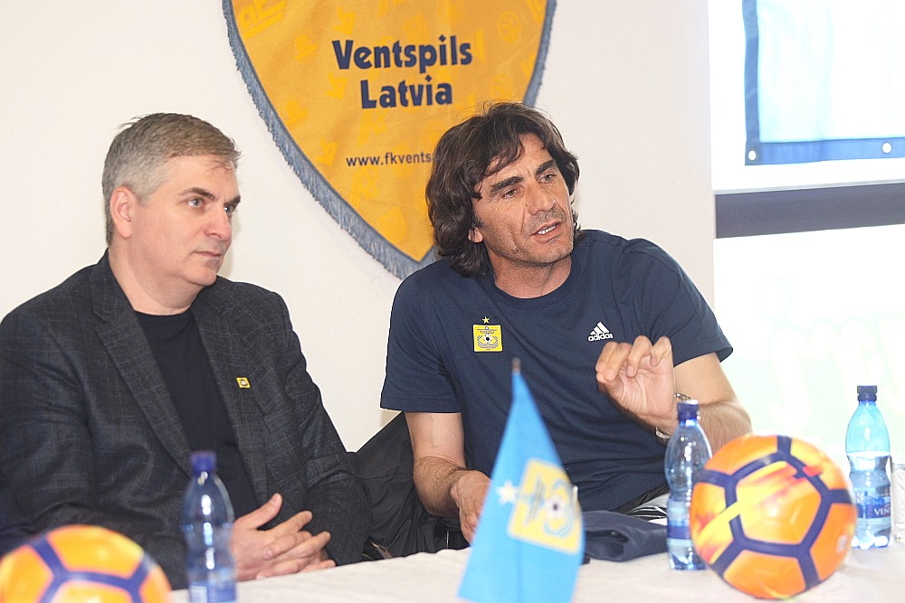 Adlans Šišhanovs (no kreisās) un FK “Ventspils” galvenais treneris Dejans Vukičevičs.