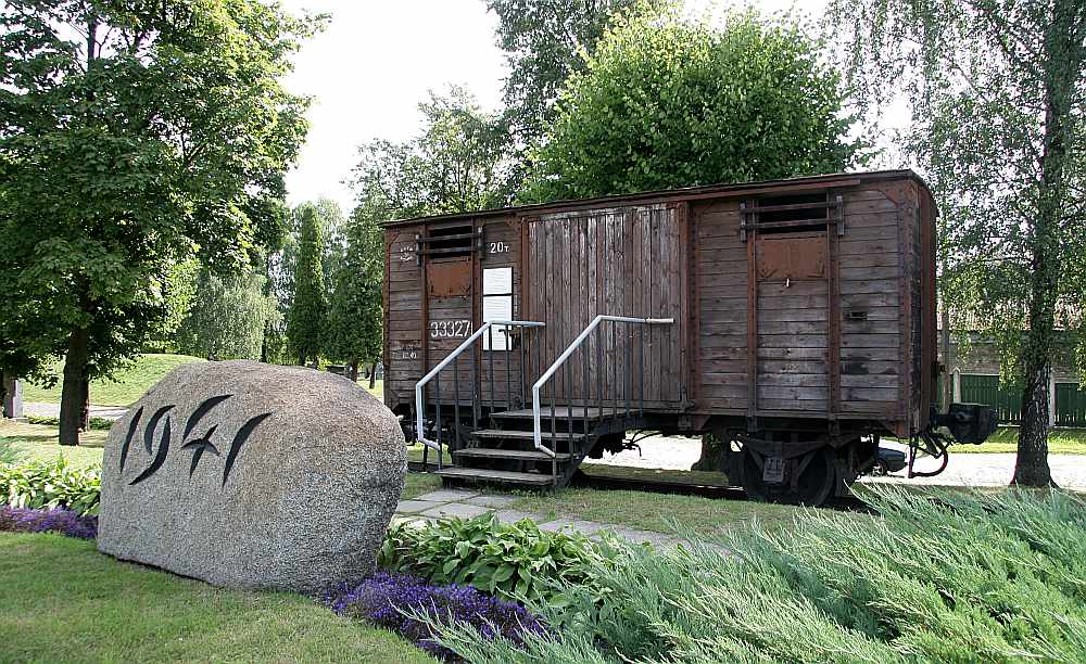 Vagons – 1941. gada 14. jūnija deportāciju piemiņas zīme pie Torņakalna stacijas jau gadiem atrodas sliktā tehniskā stāvoklī. Tā atjaunošanai vajadzīgi 30 – 60 tūkstoši eiro.
