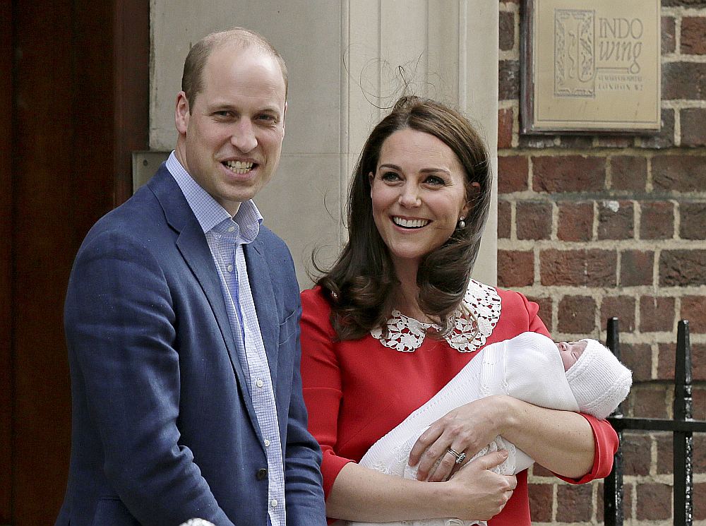 Laimīgie vecāki Viljams un Keita ar jaunpiedzimušo dēlu pozē fotogrāfiem, atstājot Svētās Marijas slimnīcu Londonā.