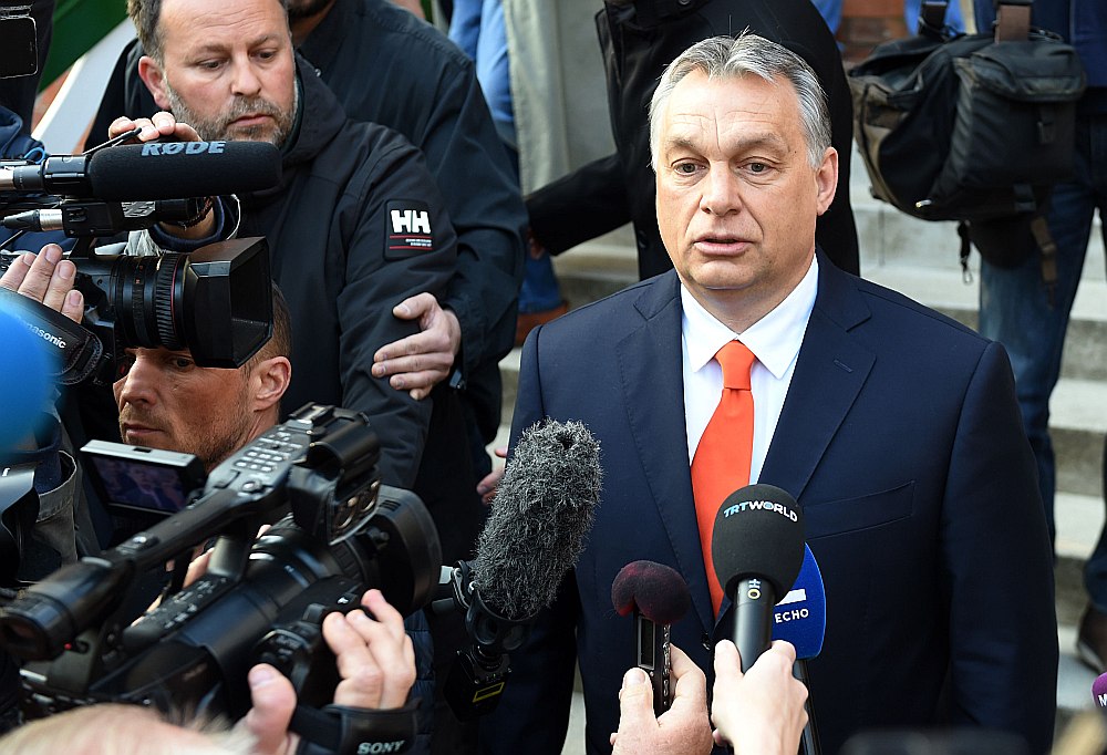 “Mēs negribam vērsties pret Eiropu un Eiropas Savienību, mēs gribam spēcīgu un veiksmīgu Eiropu un ES, taču vispirms mums godīgi jāatzīst, kas mums kaiš,” pēc balsojuma teica Ungārijas premjerministrs Viktors Orbāns.