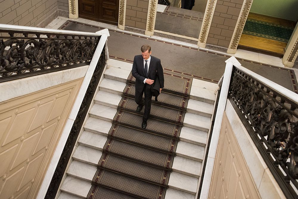 Edvards Kušners uzskata, ka pašlaik no sešiem Latvijas Bankas padomes locekļiem viņam esot “zelta” jeb izšķirošā balss un Saeimas negatīvo lēmumu pret viņu saista ar vēlmi ietekmēt centrālās bankas neatkarību.