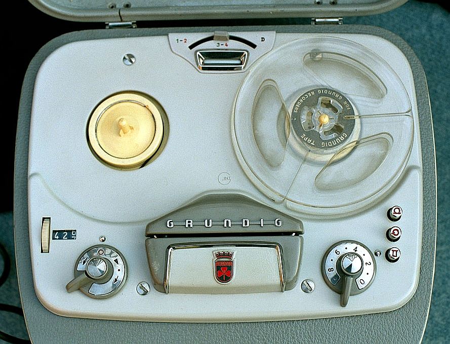 “Grundig” lenšu magnetofons.