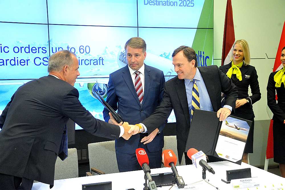 Vakar “Air Baltic” prezidents Martins Gauss (no kreisās), satiksmes ministrs Uldis Augulis un “Bombardier Commercial Aircraft” prezidents Freds Kromers parakstīja līgumu par kopumā 60 jaunu lidmašīnu “Bombardier CS300” iegādi.