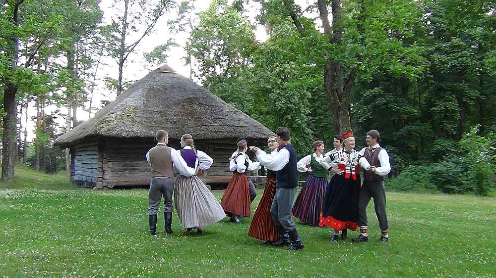 Folkloras deju kopas “Dandari” dalībnieki kopā ar draugiem un domubiedriem veido simts populāru un mazāk zināmu latviešu danču videopamācības, kas filmētas dažādās kultūrvēsturiski nozīmīgās Latvijas vietās.