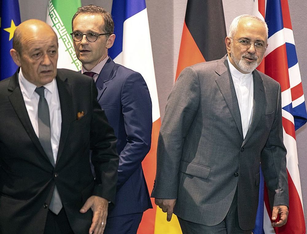 Francijas ārlietu ministrs Žans Īvs Ledriāns (no kreisās), Vācijas ārlietu ministrs Heiko Māss un Irānas ārlietu ministrs Mohammads Džavads Zarifs tikšanās reizē ES Padomē Briselē 15. maijā aizstāvēja esošo kodolvienošanos, taču šo pozīciju tagad jauc ASV 12 prasības Irānai un draudi ar sankcijām ES uzņēmumiem.