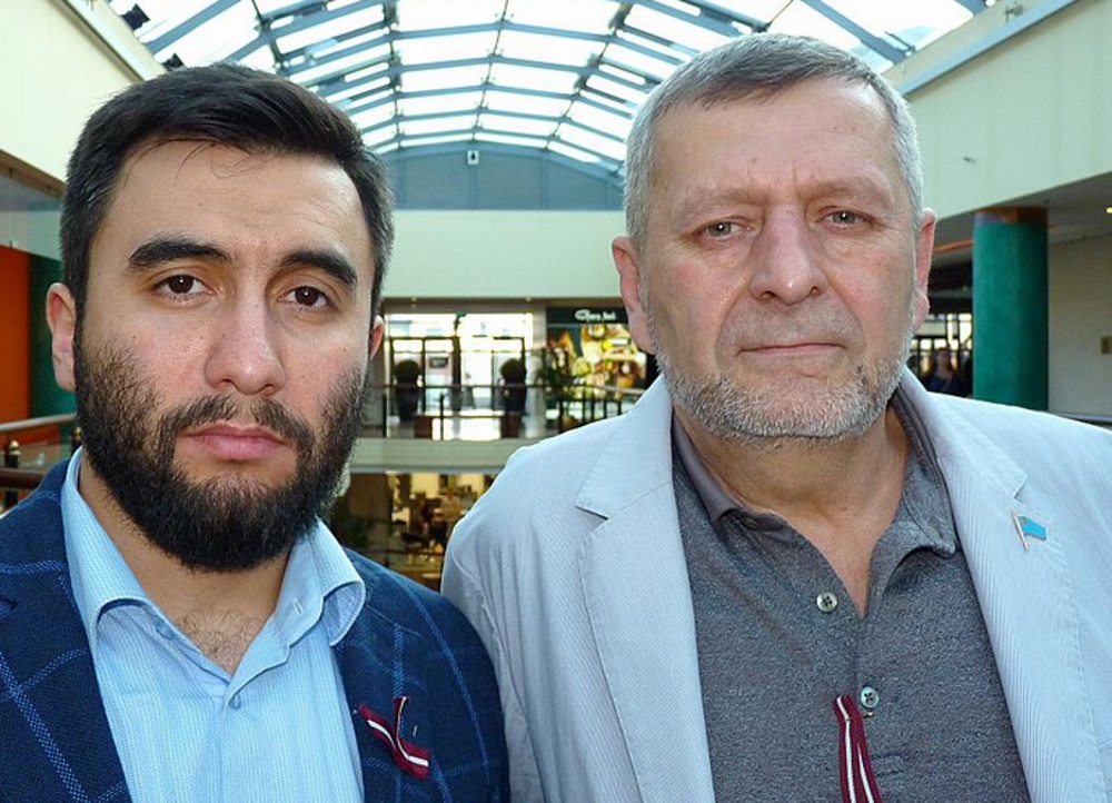 Krimas tatāru aktīvisti Ahtems Čijgozs (no labās) un Arsens Žumadilovs.