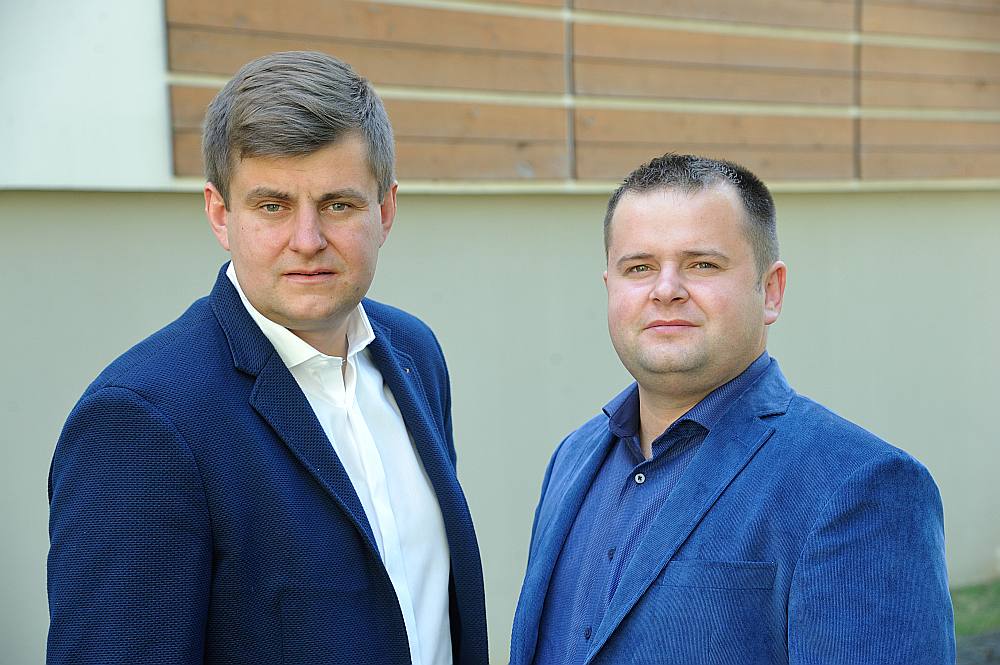 Mārtiņš (no kreisās) un Edgars Kavosi sola, ka SIA “Vīgrieze” savu apgrozījumu šajā gadā dubultos.