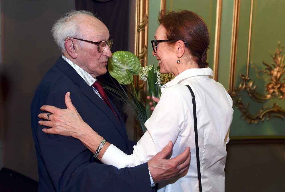 Režisors Rolands Kalniņš un aktrise Regīna Razuma grāmatas “Rolanda Kalniņa telpa” atvēršanā.
