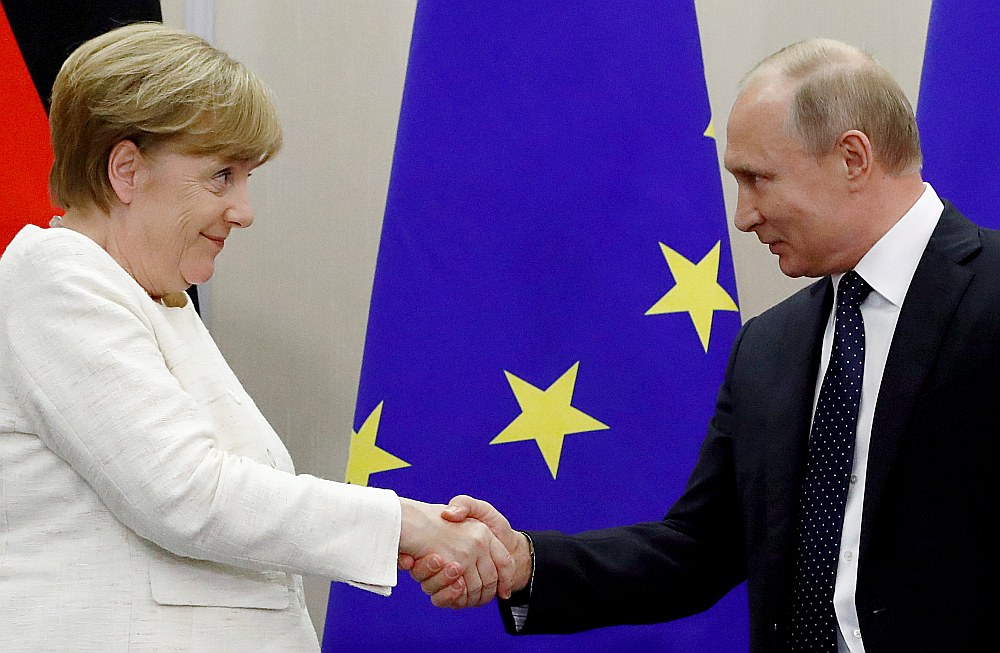 Pēc sarunām ar Krievijas prezidentu Vladimiru Putinu Sočos Vācijas kanclere Angela Merkele sacīja, ka Ukrainas kā tranzīta valsts loma ir jāsaglabā arī pēc gāzesvada “Nord Stream 2” izveidošanas un Vācija esot gatava palīdzēt panākt šādu risinājumu.