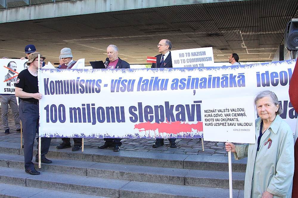 Latvijas Politiski represēto apvienības organizētajā gājienā ar mērķi “atcerēties PSRS vardarbīgo Baltijas valstu okupācijas faktu” piedalījās aptuveni 50 cilvēku, 09.05.2018.