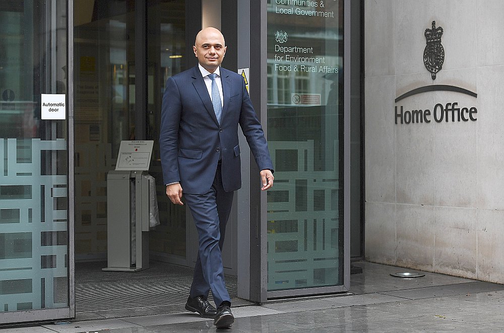 Britānijas jaunajam iekšlietu ministram Sadžidam Džavidam ir stingrs viedoklis par integrāciju: “Mums jādara vairāk, lai nodrošinātu, ka tie, kas šeit apmetas un integrējas vietējā vidē, cienītu mūsu kultūru, tradīcijas, vērtības un vairāk censtos apgūt mūsu valodu.”