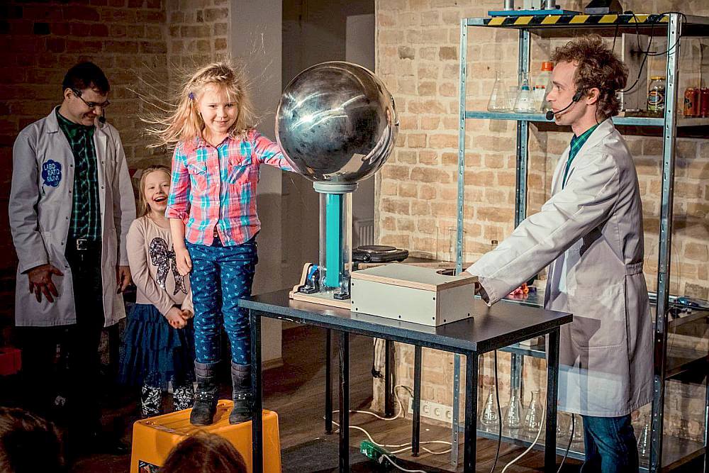 Zinātniskais teātris “Laboratorium” ir izzinoši izklaidējoša formāta pasākums, kurā skatītāji tiek iepazīstināti ar dažādiem ķīmijas un fizikas elementiem.