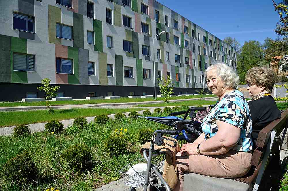 Ilgstoši vissmagākais stāvoklis ar sociālajiem dzīvokļiem ir Rīgā, kur to vienmēr ir trūcis. Imantas 8. līnijā pirms trim gadiem ekspluatācijā nodeva trīs jaunas sociālās mājas, kuru iemītnieces, sastaptas uz soliņa, pauda prieku, ka vecumdienas varot pavadīt cilvēciskos apstākļos.