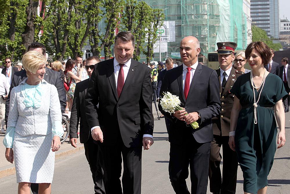 Šveices prezidents Alēns Bersē (otrais no labās) kopā ar kundzi Mjurielu Cēnderi-Bersē un Latvijas prezidents Raimonds Vējonis ar kundzi Ivetu Vējoni vakar nolika ziedus pie Brīvības pieminekļa.