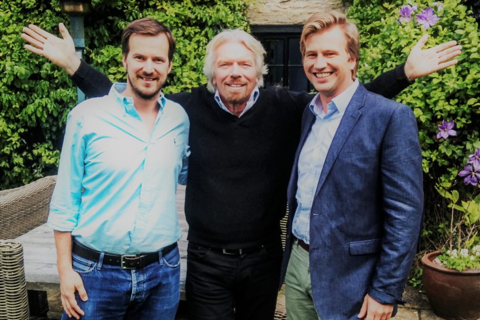 Pa kreisi “TransferWise” līdzdibinātājs Tāvets Hinrikus, vidū Ričards Brensons, pa labi “TransferWise” līdzdibinātājs Kristo Kārmans.