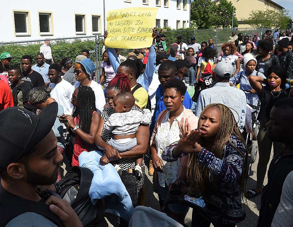 Patvēruma meklētāji Bavārijas tranzīta centrā (Bayerisches Transitzentrum) Mančingā 15.maijā protestē pret valdības plāniem atvērt migrantu repatriācijas nometnes. Plānots Mančingas centru pārveidot par vienu no tādām.