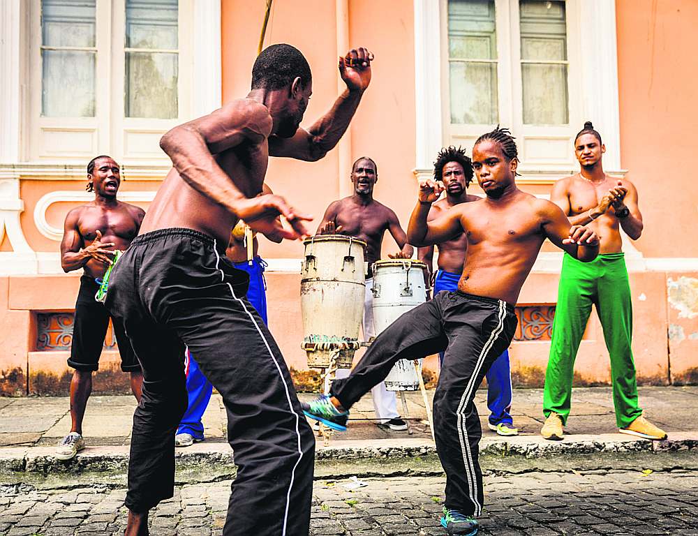 Kapoeira, kuras skolu Briselē izveidoja jaunieši, ir brazīļu cīņas māksla, kas sevī ietver dejas, mūziku un cīņas elementus.
