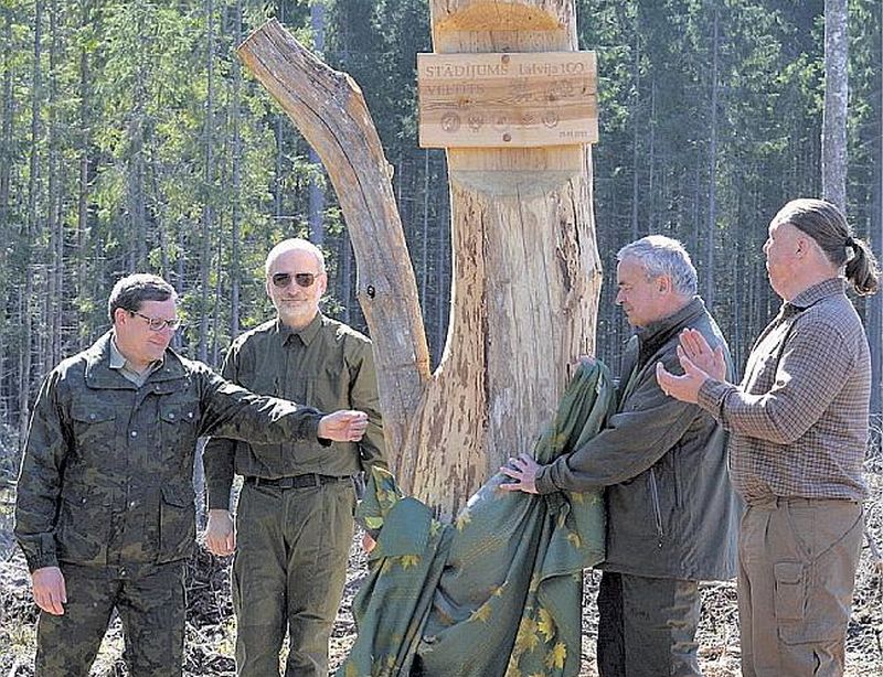 Par godu tikšanās reizei un kopīgi stādītai jaunaudzei mežā tika uzstādīta piemiņas plāksne.
