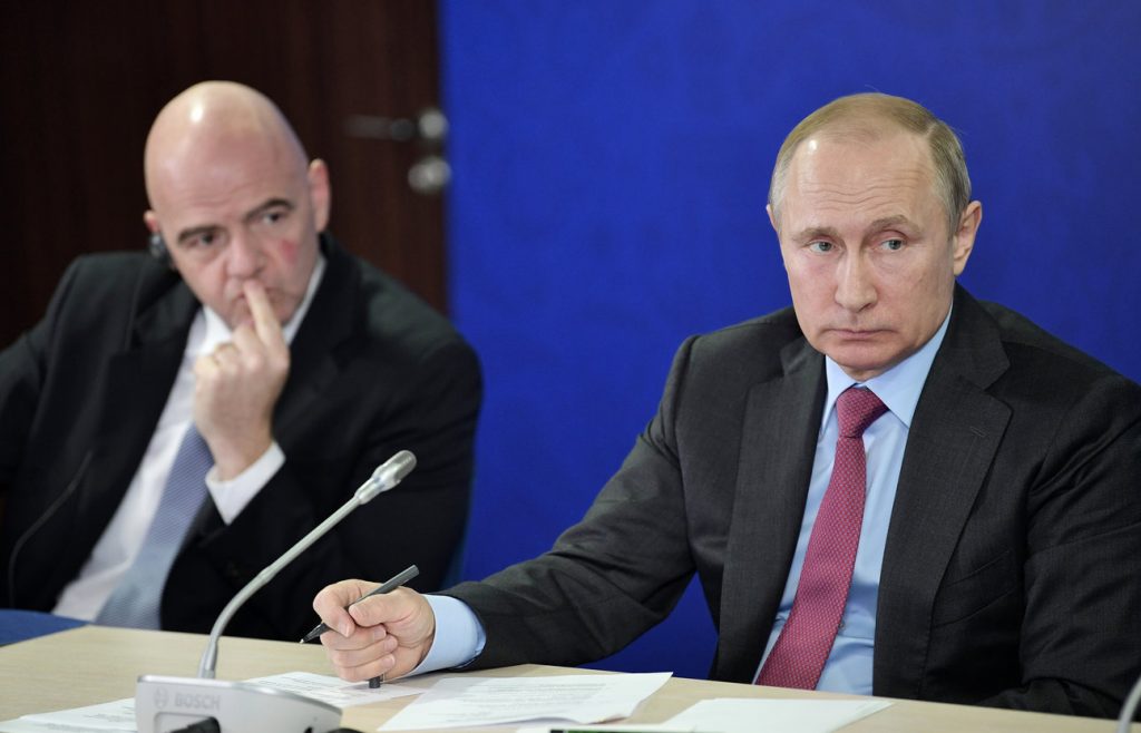 Krievijas prezidents Vladimirs Putins (pa labi) un FIFA prezidents Džanni Infantino.