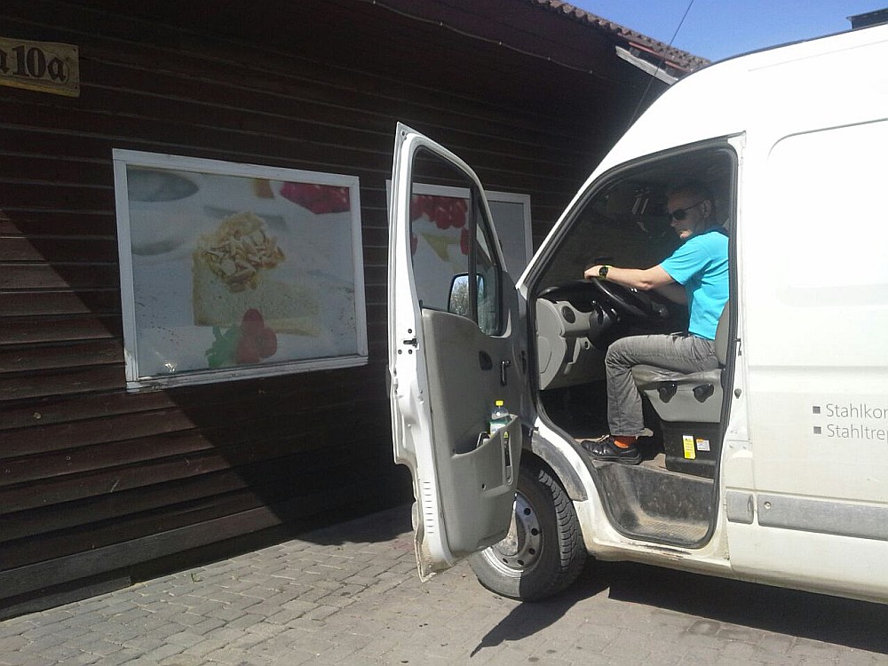 Kafejnīcas virtuves logi no iekšpuses ir caurredzami, bet no ārpuses tie noklāti ar attēlu, kas liek domāt, ka pa tiem neko nevar redzēt.