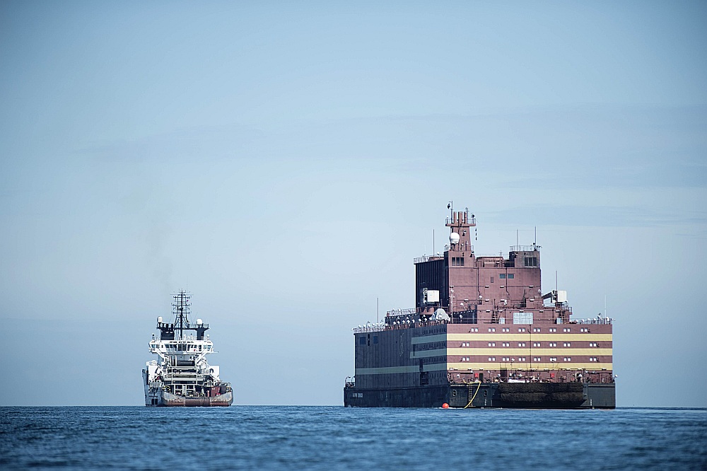 Peldošā atomelektrostacija “Akademik Lomonosov” tiek vilkta no Sanktpēterburgas uz Murmansku, kur tiks uzpildīta ar kodoldegvielu.