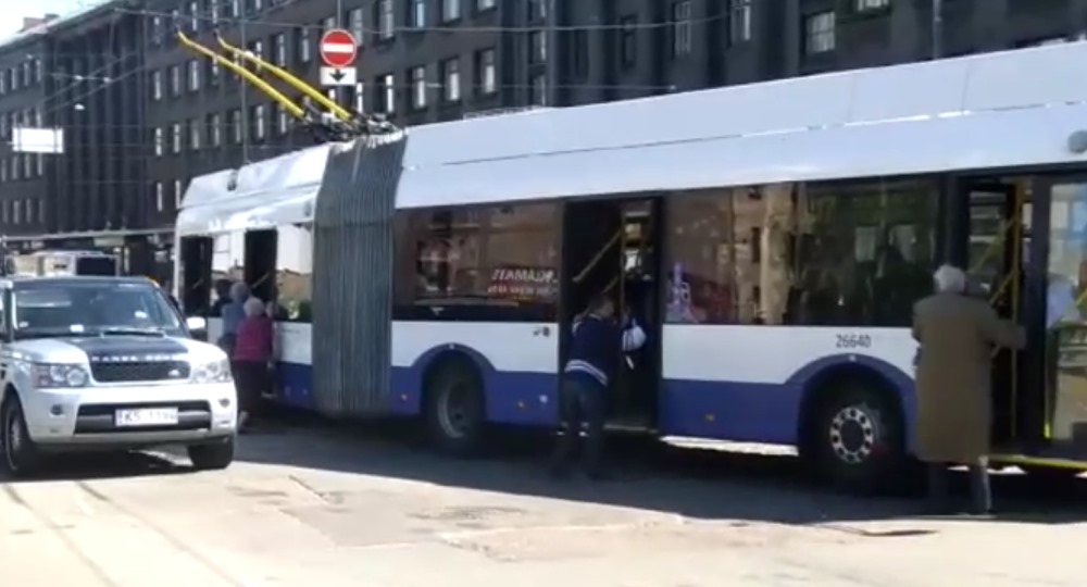 Rīgā, Brīvības ielā pensionāri cenšas iestumt trolejbusu, 07.05.2018.