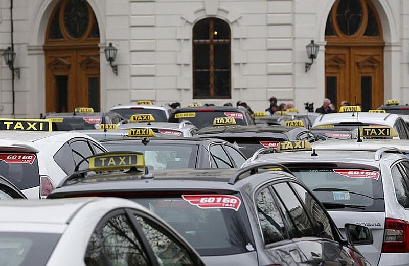 Austrijas taksometri pie prezidenta pils 1. aprīlī protestēja pret kopbraukšanas kompāniju “Uber”, bet pat pēc tiesas lieguma “Uber” atkal ir Vīnes ielās.