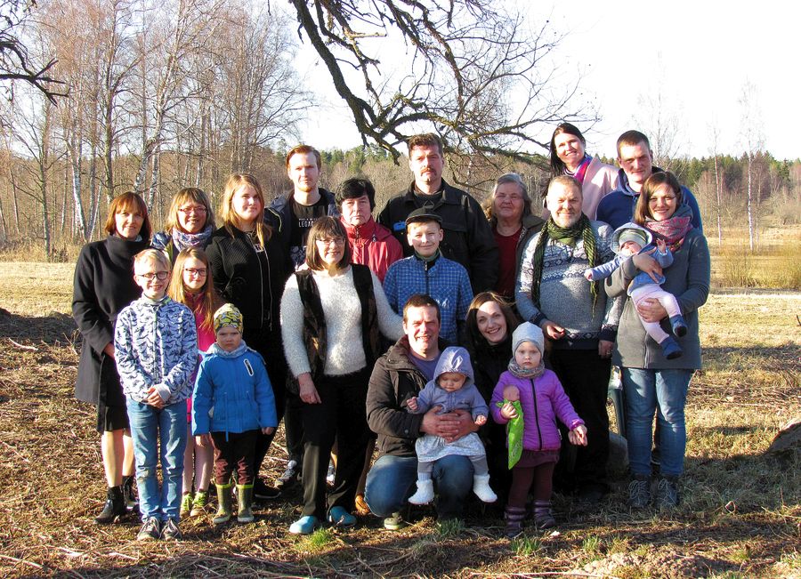 2018. g. aprīļa beigas. Dzimtas dižbilde pie lielā vītola.