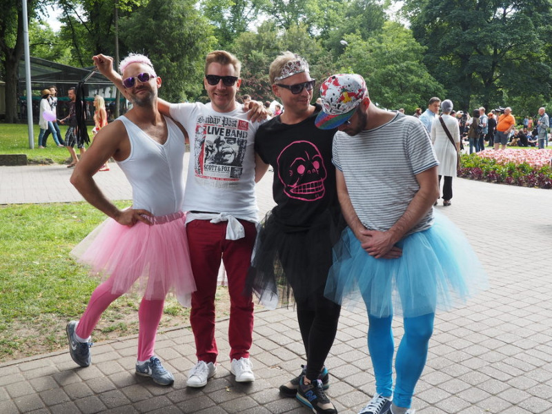 Viena no svarīgākajām homoseksuāļu kopienas aktivitātēm ir praidi (no angļu valodas “pride” – lepnums). Šie puiši dzen jokus 2015. gada praidā Rīgā. Lielā sabiedrības daļā šāda eksponēšanās ir nepieņemama un izraisa agresīvu pretreakciju.