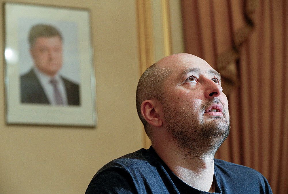 Žurnālists Arkādijs Babčenko vakar sniedza intervijas ārvalstu mediju pārstāvjiem.