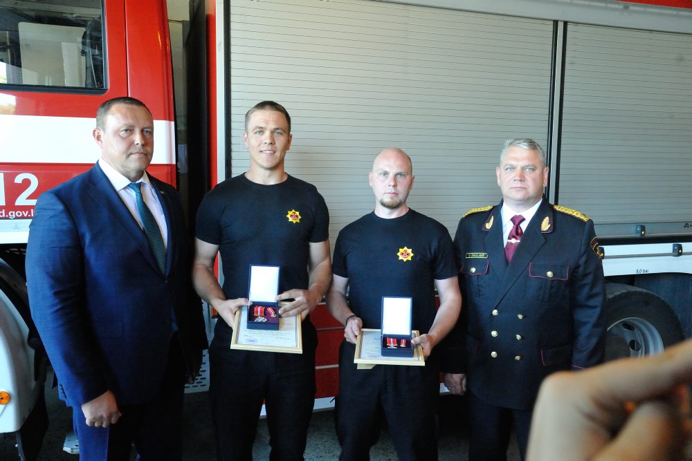 Tomass Jaunzems un Boriss Rutkovskis. Ugunsdzēsēji saņem apbalvojumu par pašaizliedzību glābjot pa logu krītošu pašnāvnieku. Rīgas reģiona pārvaldes 8.daļas depo, Krustpils iela 10, 07.06.2018