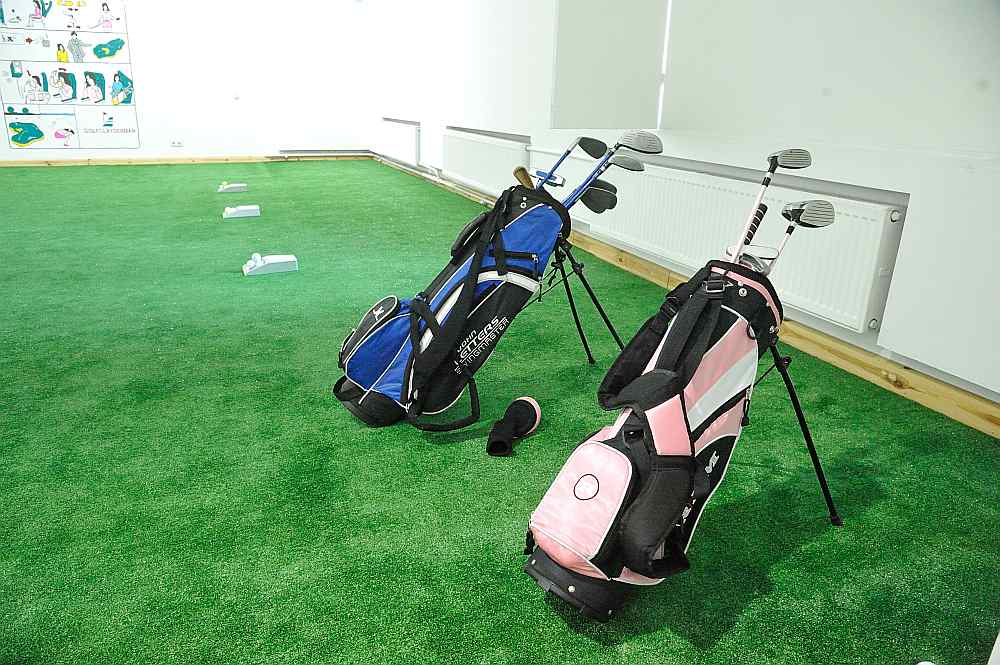 Skats no mākslinieku apvienības “GolfClayderman” izstādes “Mīlas viesulis golfa klubā”.