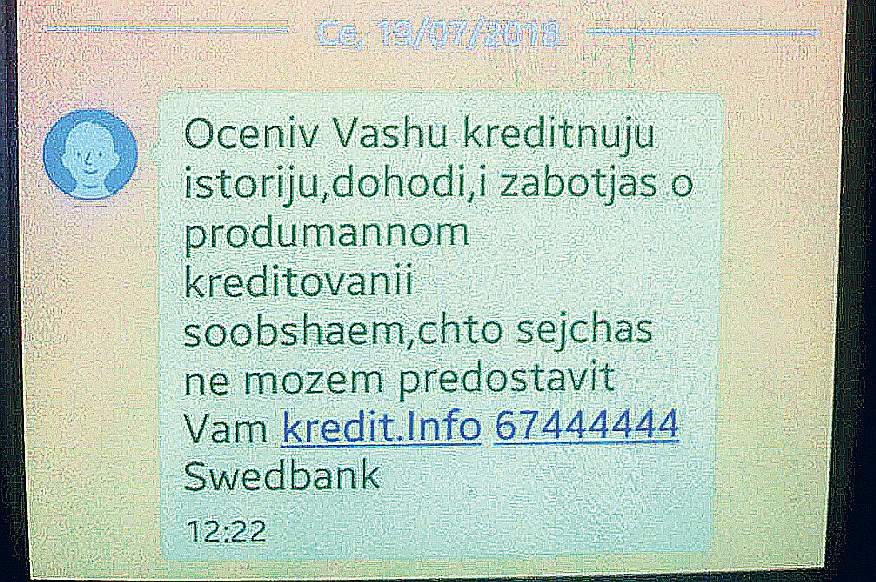 Kaut gan kliente visus dokumentus bija aizpildījusi latviski, bankas atbildi telefona īsziņā viņa saņēmusi krievu valodā.