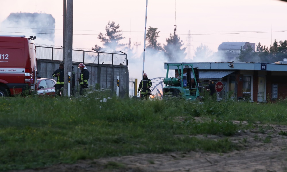 Rīgā, Lubānas ielā aizdegušās koka paletes. Dūmi redzami jau no tālienes, 26.07.2018.