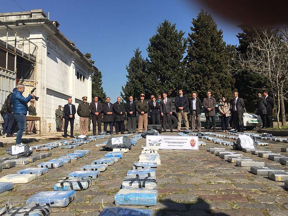 Argentīnas amatpersonas pārrauga kokaīna pakas pirms to sadedzināšanas Buenosairesas krematorijā.